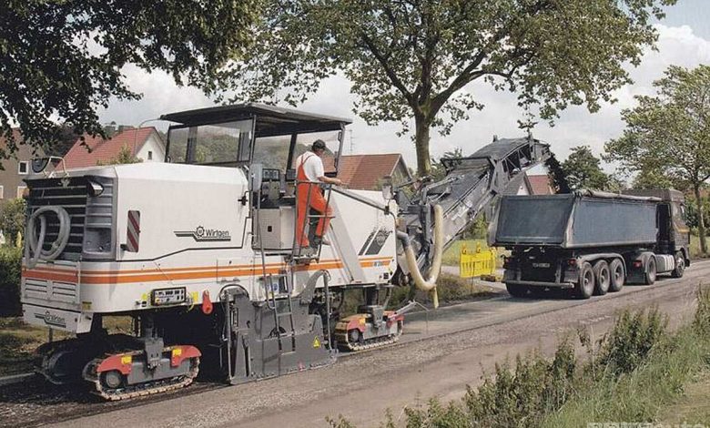Manutenzione stradale, rimozione vecchio asfalto con macchinario 