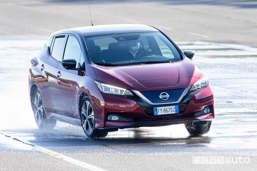 Come si guida l'auto elettrica Nissan Leaf