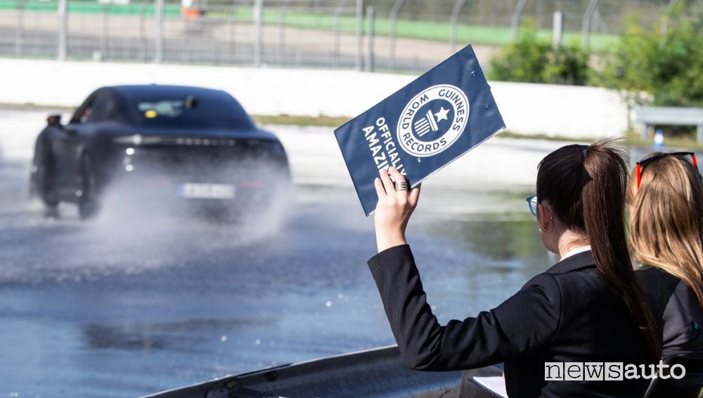 Derapata Porsche Taycan auto elettrica Guinness World Record