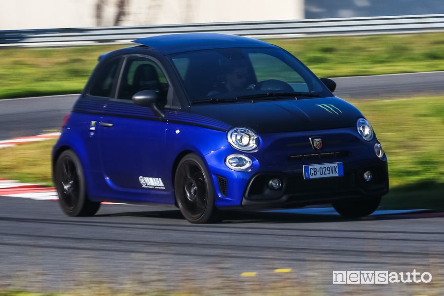 Vista di profilo Abarth 595 Monster Energy Yamaha in pista