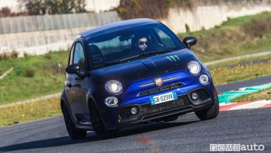 Vista anteriore Abarth 595 Monster Energy Yamaha in pista