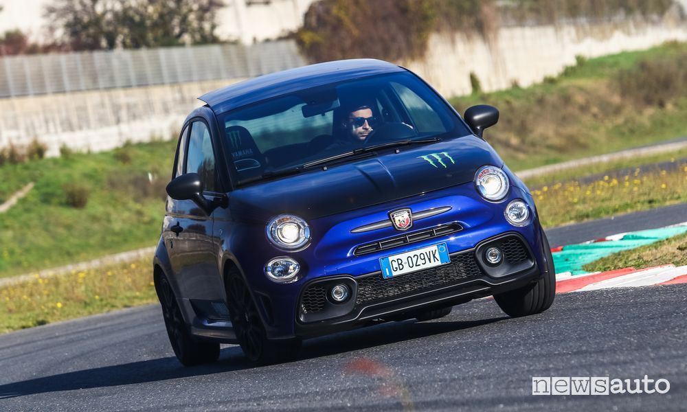Vista anteriore Abarth 595 Monster Energy Yamaha in pista