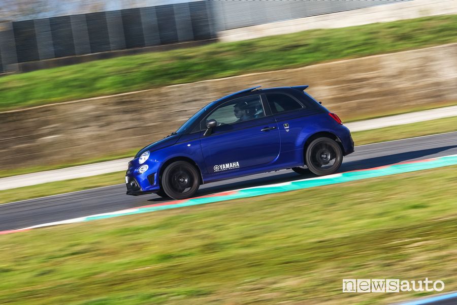 Vista laterale Abarth 595 Monster Energy Yamaha in pista