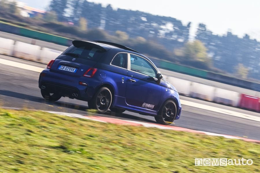 Vista posteriore Abarth 595 Monster Energy Yamaha in pista