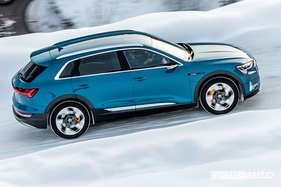 Vista laterale Audi e-tron 55 quattro sulla neve