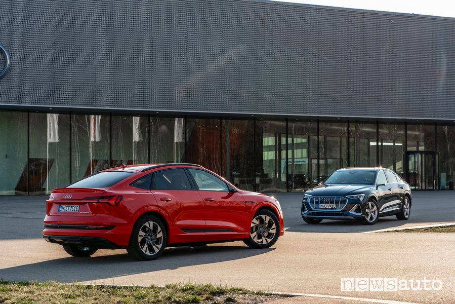 Vista posteriore Audi e-tron Sportback 55 quattro