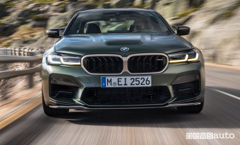 Frontale BMW M5 CS su strada