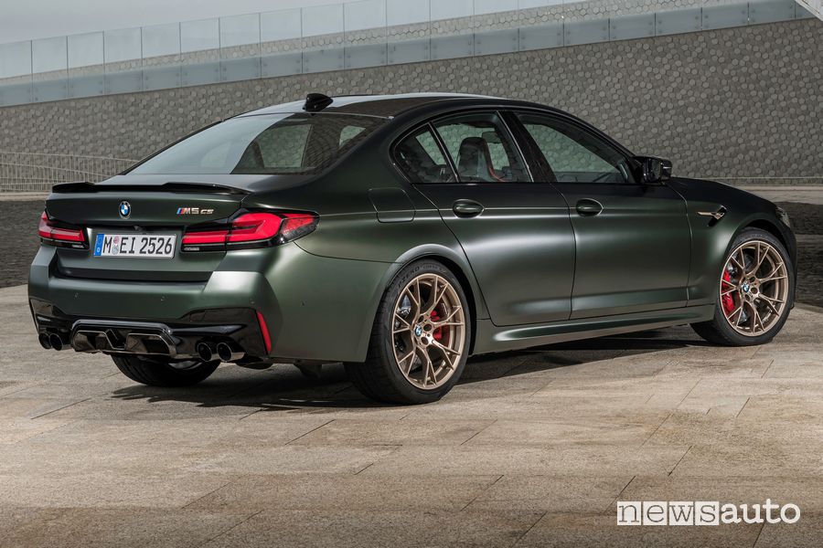 Vista posteriore BMW M5 CS