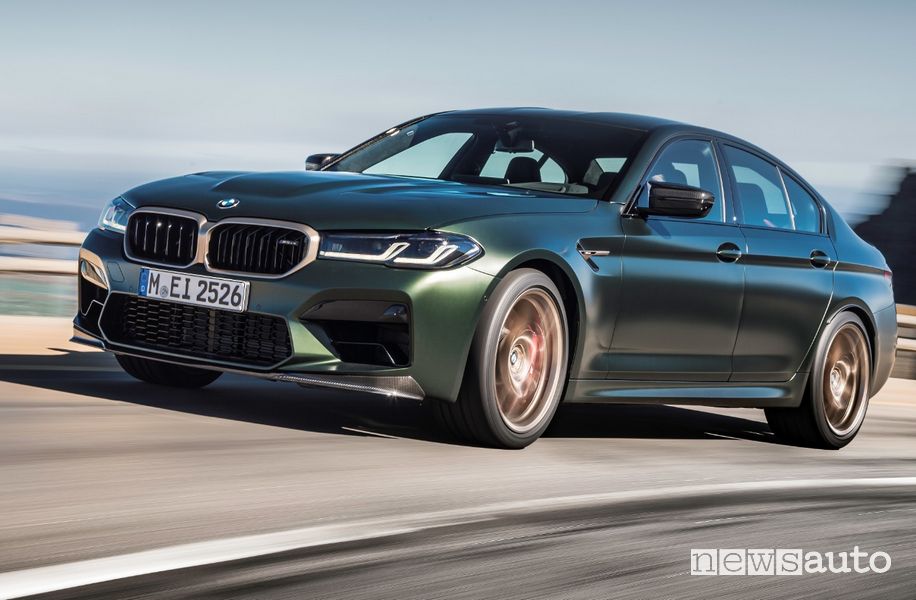 Vista di profilo BMW M5 CS su strada
