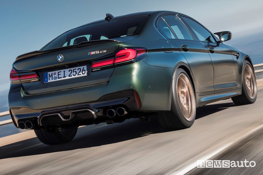 Vista posteriore BMW M5 CS su strada