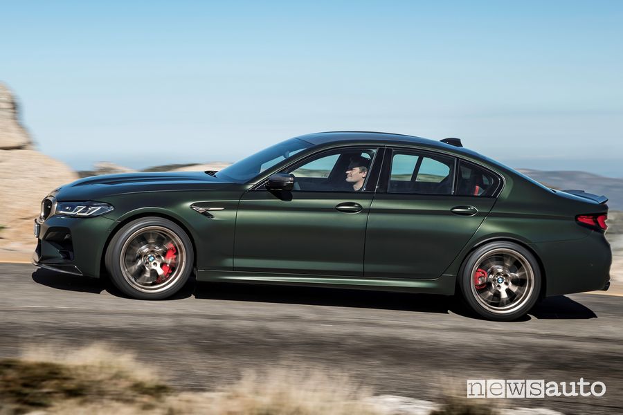 Vista laterale BMW M5 CS su strada