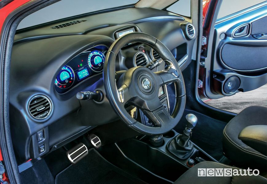 Interni di una minicar Casalini con abitacoli moderni e tecnologici