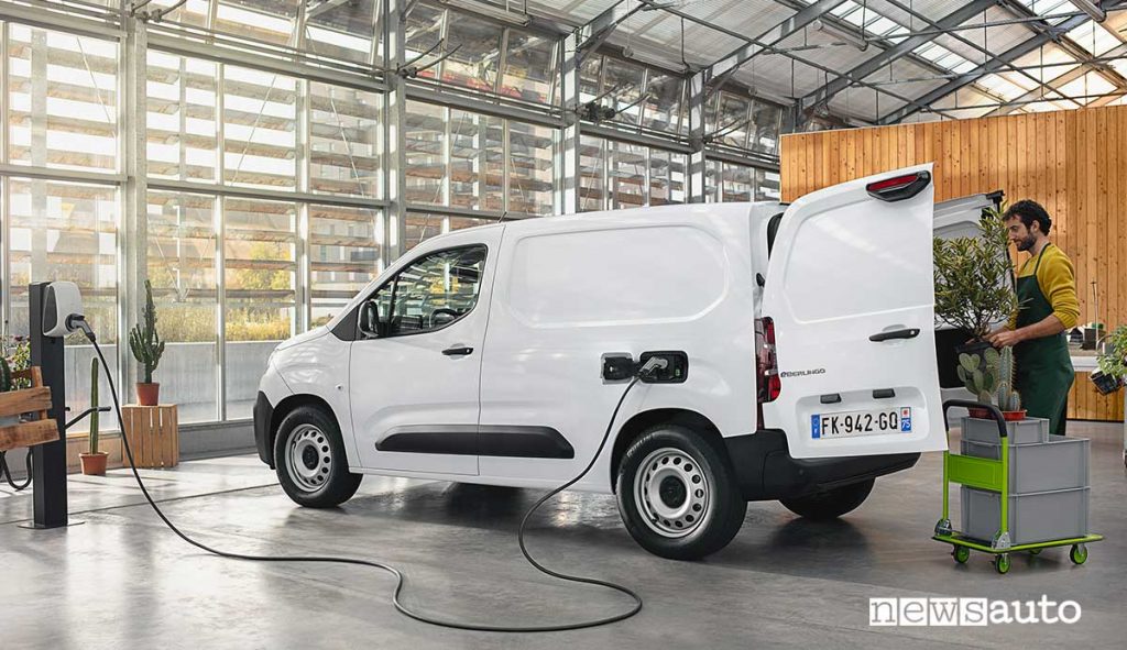 Furgone elettrico in ricarica rapida da colonnina in azienda