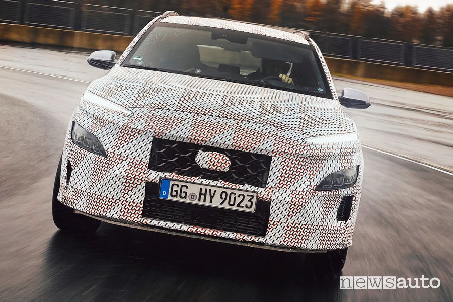 Vista anteriore prototipo Hyundai Kona N in pista