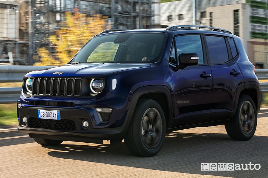 Vista di profilo Jeep Renegade 80th Anniversary Edition su strada