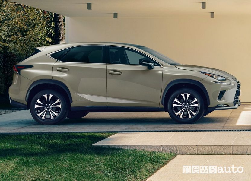 Vista laterale Lexus NX 300h 2021