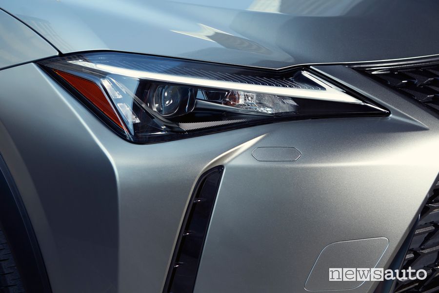 Faro anteriore Lexus UX Hybrid F-Sport