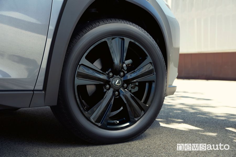 Cerchi in lega Lexus UX Hybrid F-Sport