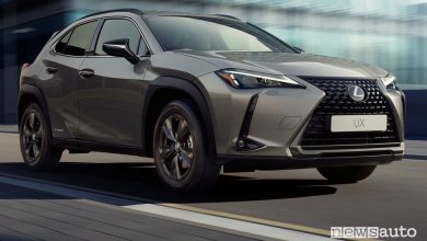 Visa di profilo Lexus UX Hybrid F-Sport su strada