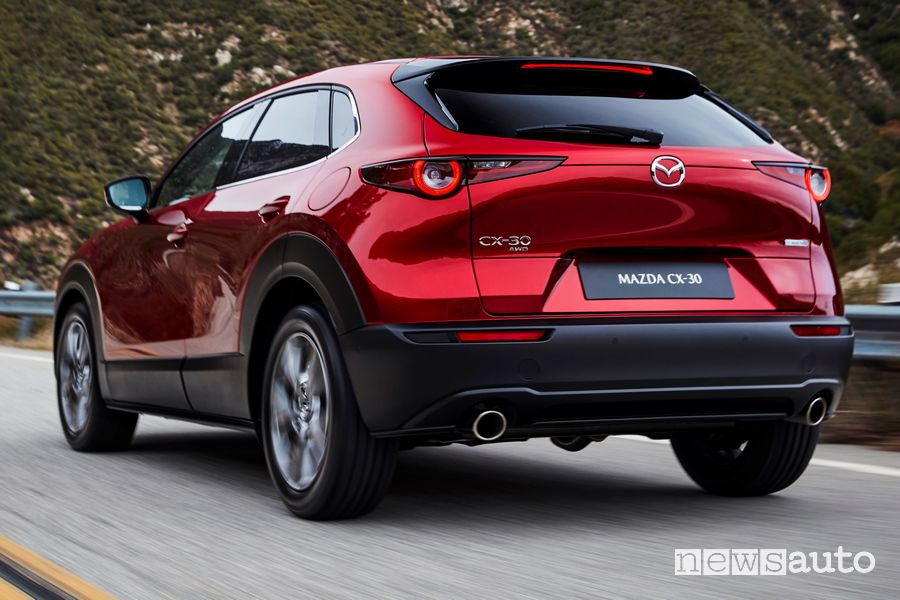 Vista posteriore Mazda CX-30 2021 su strada