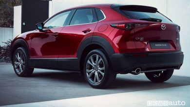 Vista posteriore Mazda CX-30 2021