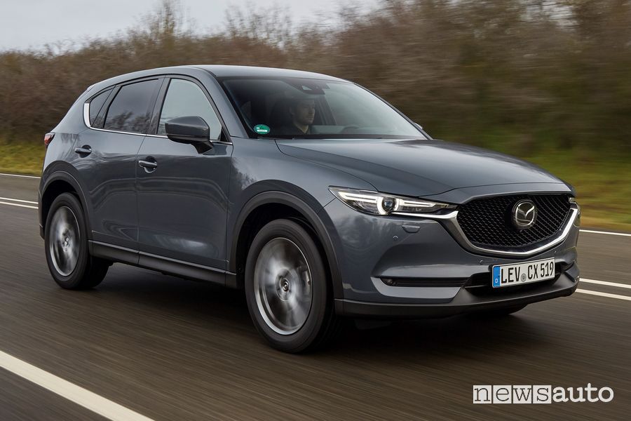 Vista di profilo Mazda CX-5 2021 Polymetal Grey su strada