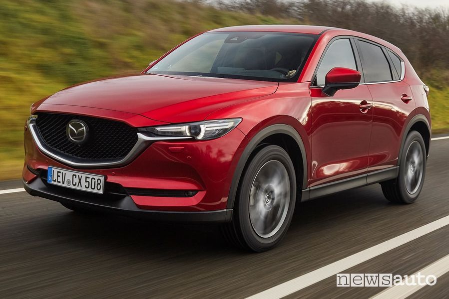 Vista di profilo Mazda CX-5 2021 Soul Red Crystal su strada