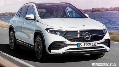 Vista anteriore Mercedes-Benz EQA Edition 1 in movimento