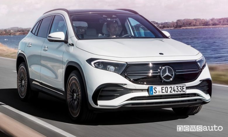 Vista anteriore Mercedes-Benz EQA Edition 1 in movimento