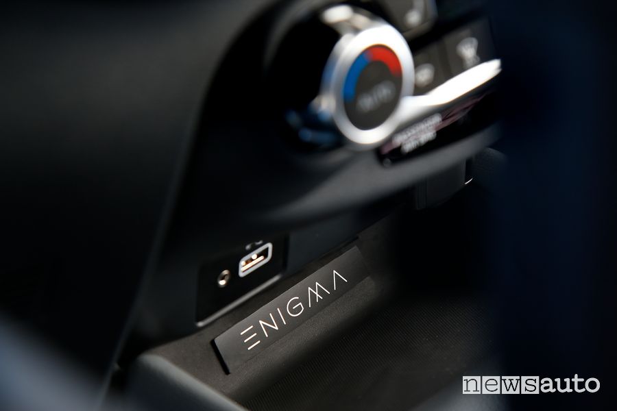 Badge Enigma abitacolo Nissan Juke
