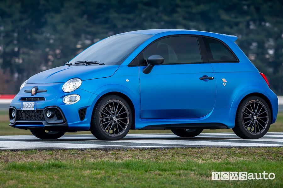 Vista di profilo Abarth 595 Competizione