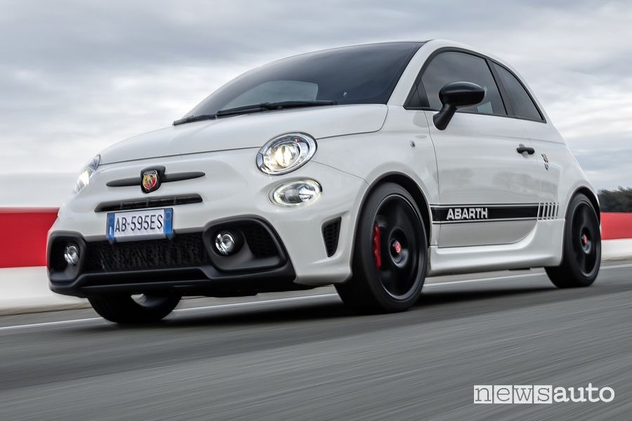 Vista di profilo Abarth 595 Esseesse in pista