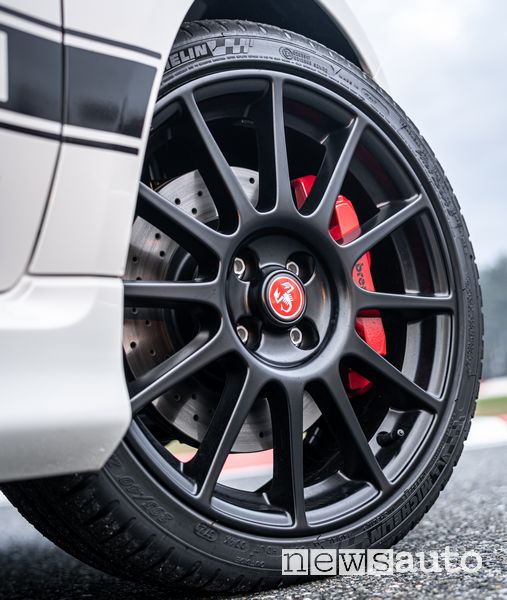 Cerchi in lega, impianto frenante Brembo Abarth 595 Esseesse