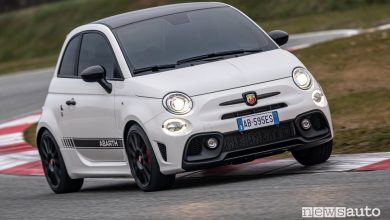 Vista di profilo Abarth 595 Esseesse in uscita di curva in pista