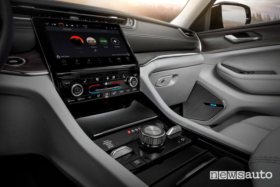 Infotainment consolle centrale abitacolo nuova Jeep Grand Cherokee L Overland