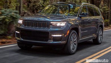 Vista di profilo nuova Jeep Grand Cherokee L Summit su strada