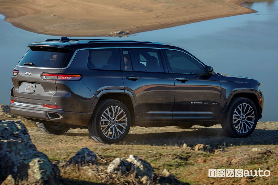 Vista posteriore nuova Jeep Grand Cherokee L Summit sullo sterrato