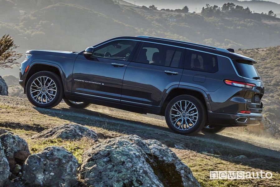 Vista laterale nuova Jeep Grand Cherokee L Summit sullo sterrato