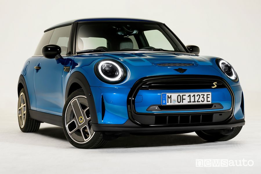 Vista di profilo nuova Mini Cooper SE elettrica