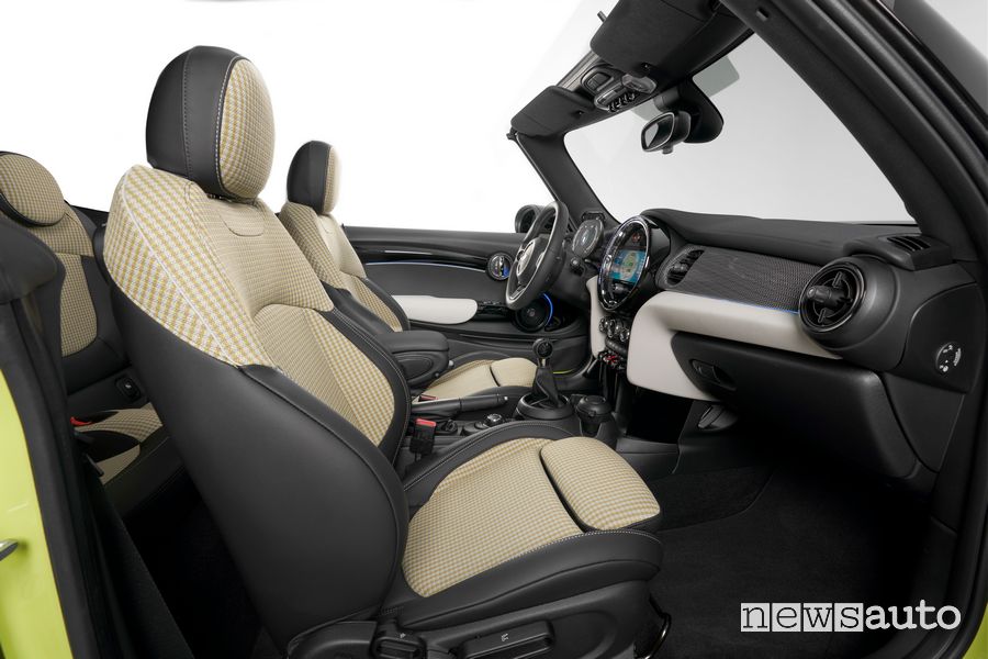 Sedili anteriori abitacolo nuova Mini Cabrio 2021