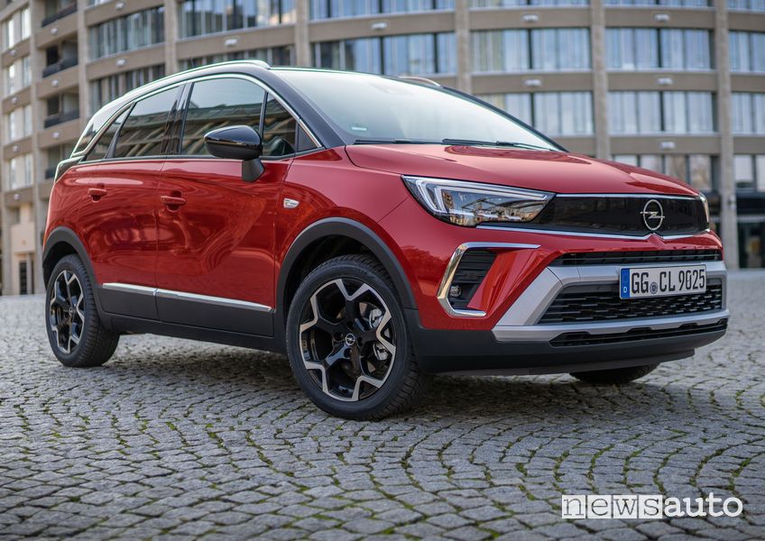 Vista di profilo nuova Opel Crossland GS Line