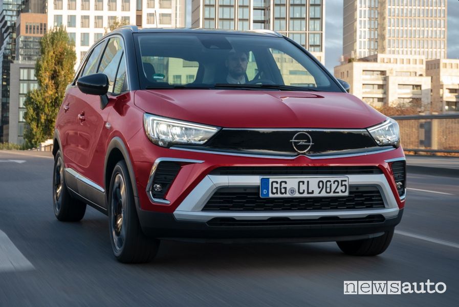 Vista anteriore nuova Opel Crossland GS Line su strada
