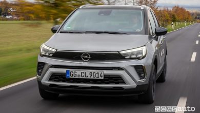 Vista anteriore nuova Opel Crossland su strada