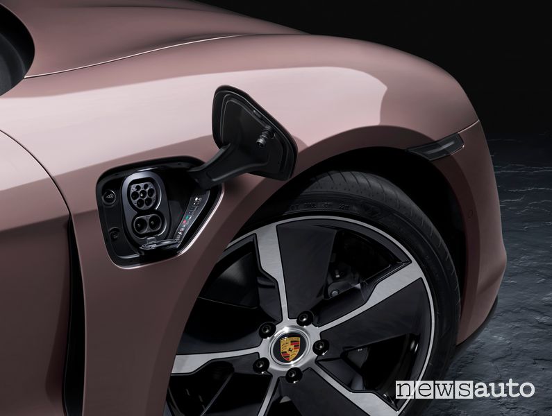 Presa per la ricarica nuova Porsche Taycan