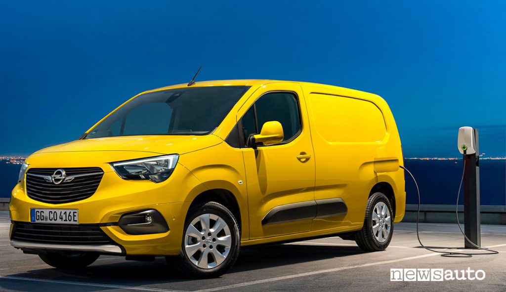 Furgone elettrico compatto Opel Combo-e con colonnina di ricarica pubblica