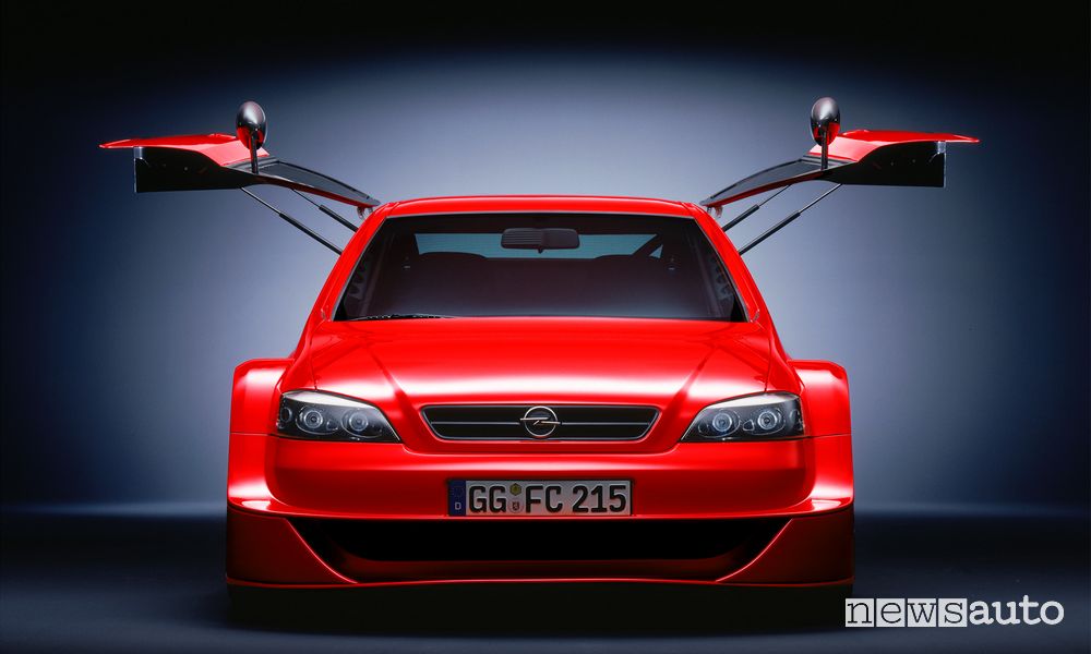 Opel Astra Coupé OPC X-Treme apertura portiere ad ali di gabbiano