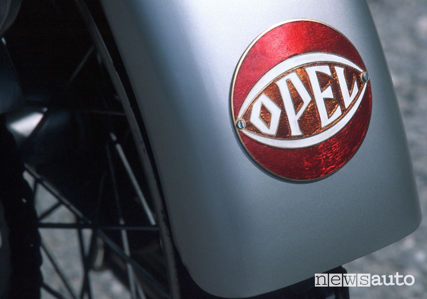 Logo Opel storico sulle motociclette inizio novecento
