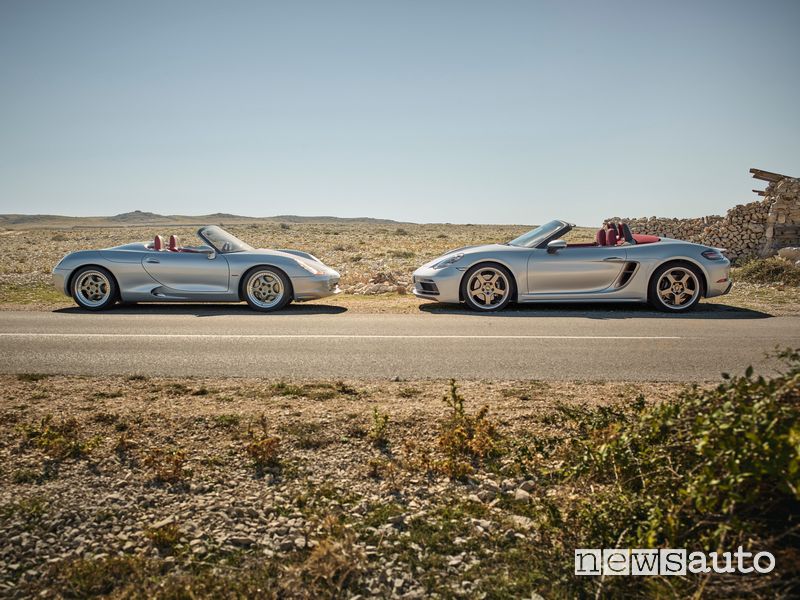 Porsche 718 Boxster 25 Anni insieme al primo esemplare del 1993