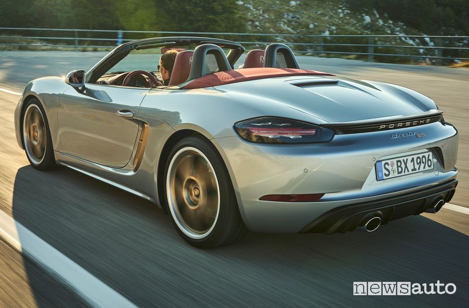 Vista posteriore Porsche 718 Boxster 25 Anni su strada