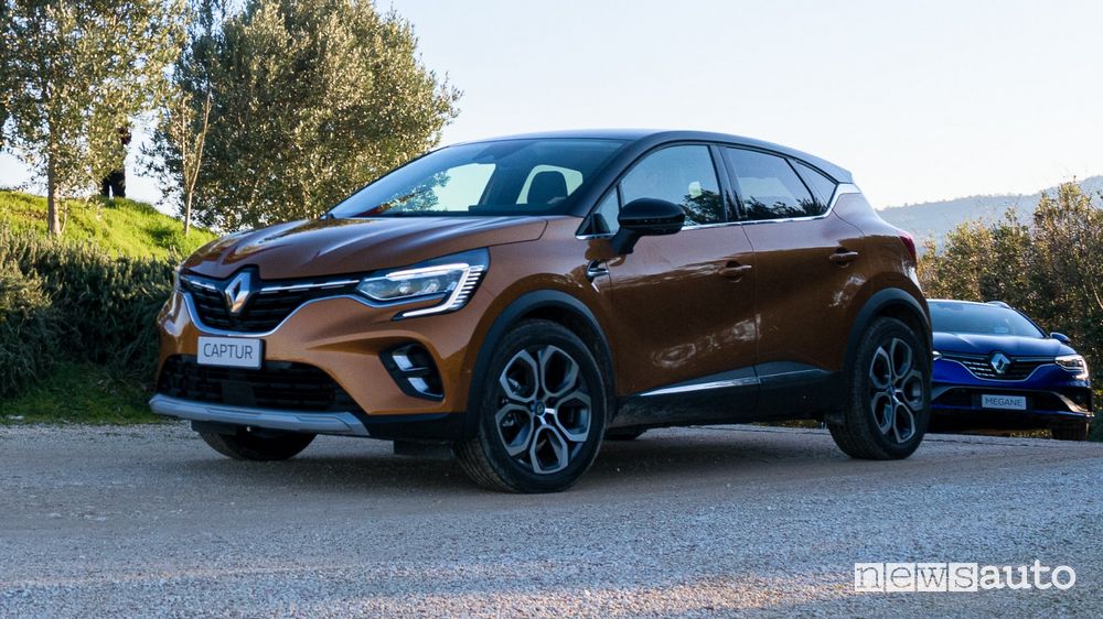 Vista di profilo Renault Captur E-Tech plug-in
